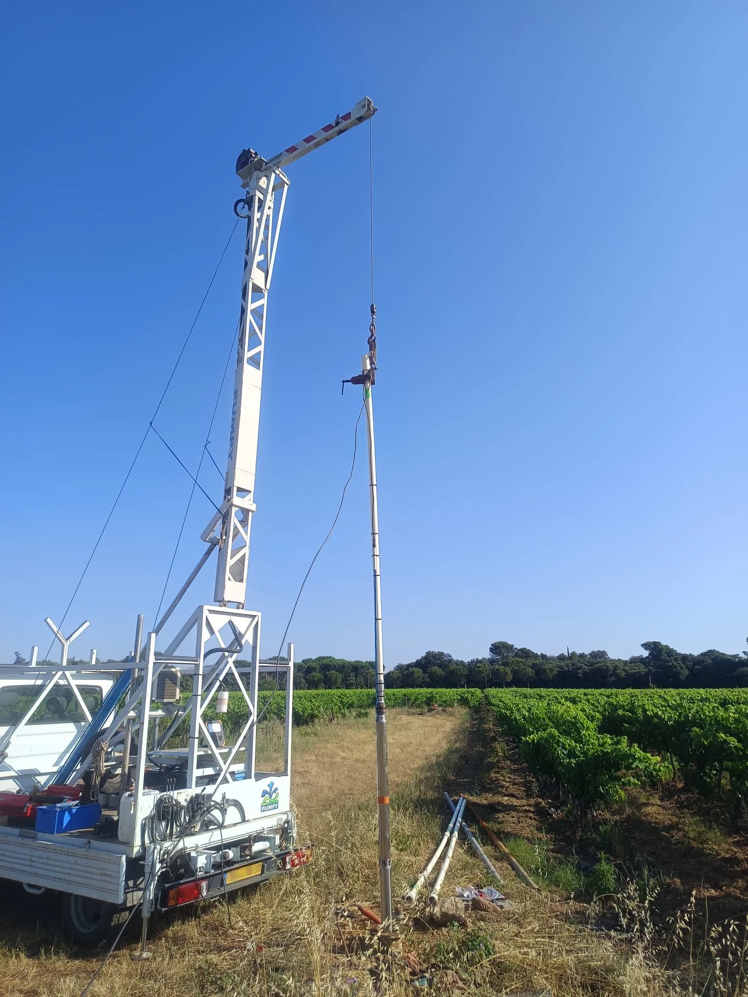 Foreuse Pumpy et forage sous un ciel dégagé