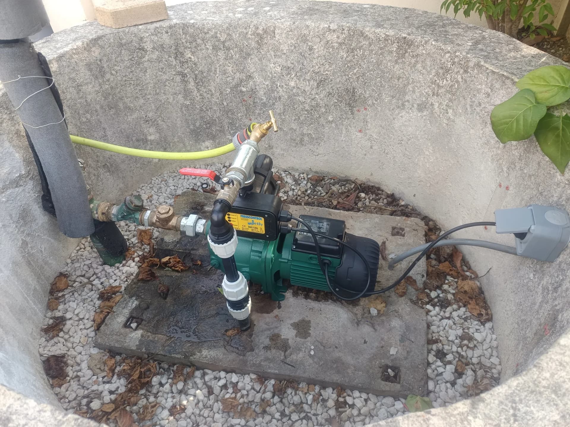 Installation d'une pompe et de son automatisme sur forage