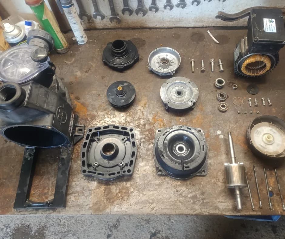 Démontage d'une pompe à l'atelier Pumpy